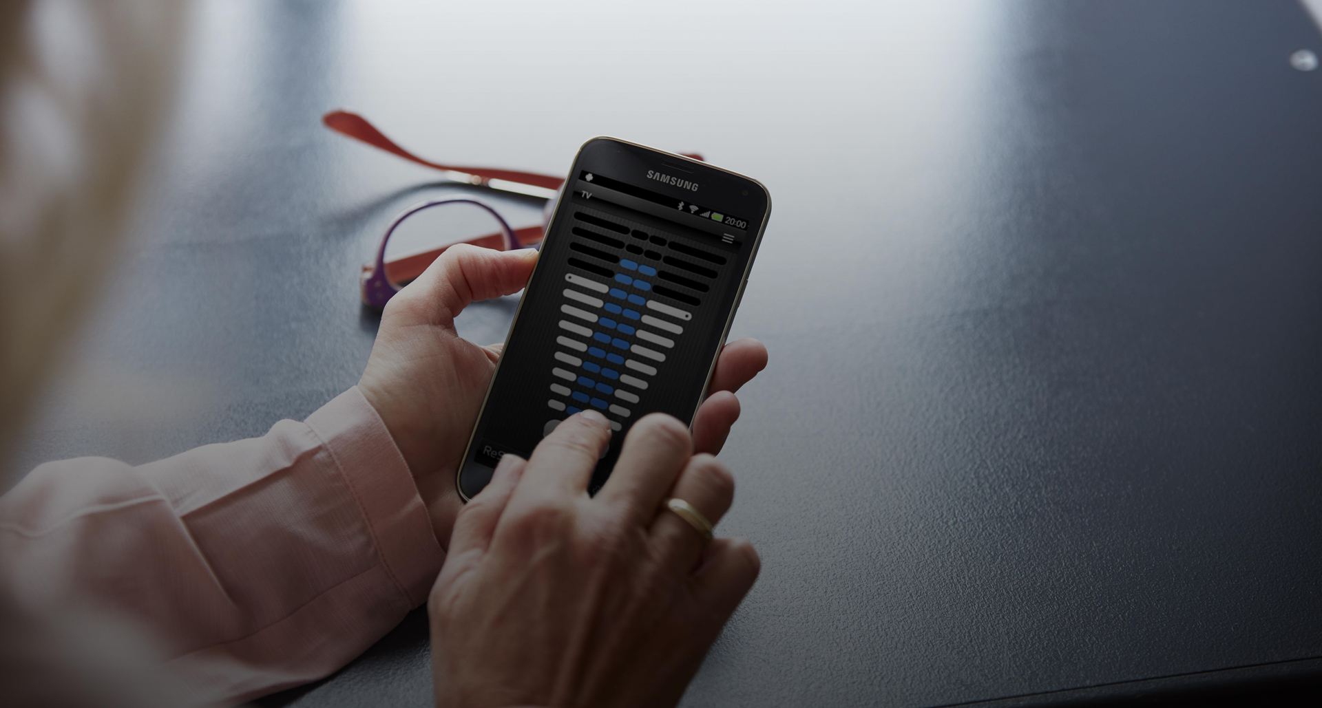 App Control per gli apparecchi acustici donna telefono